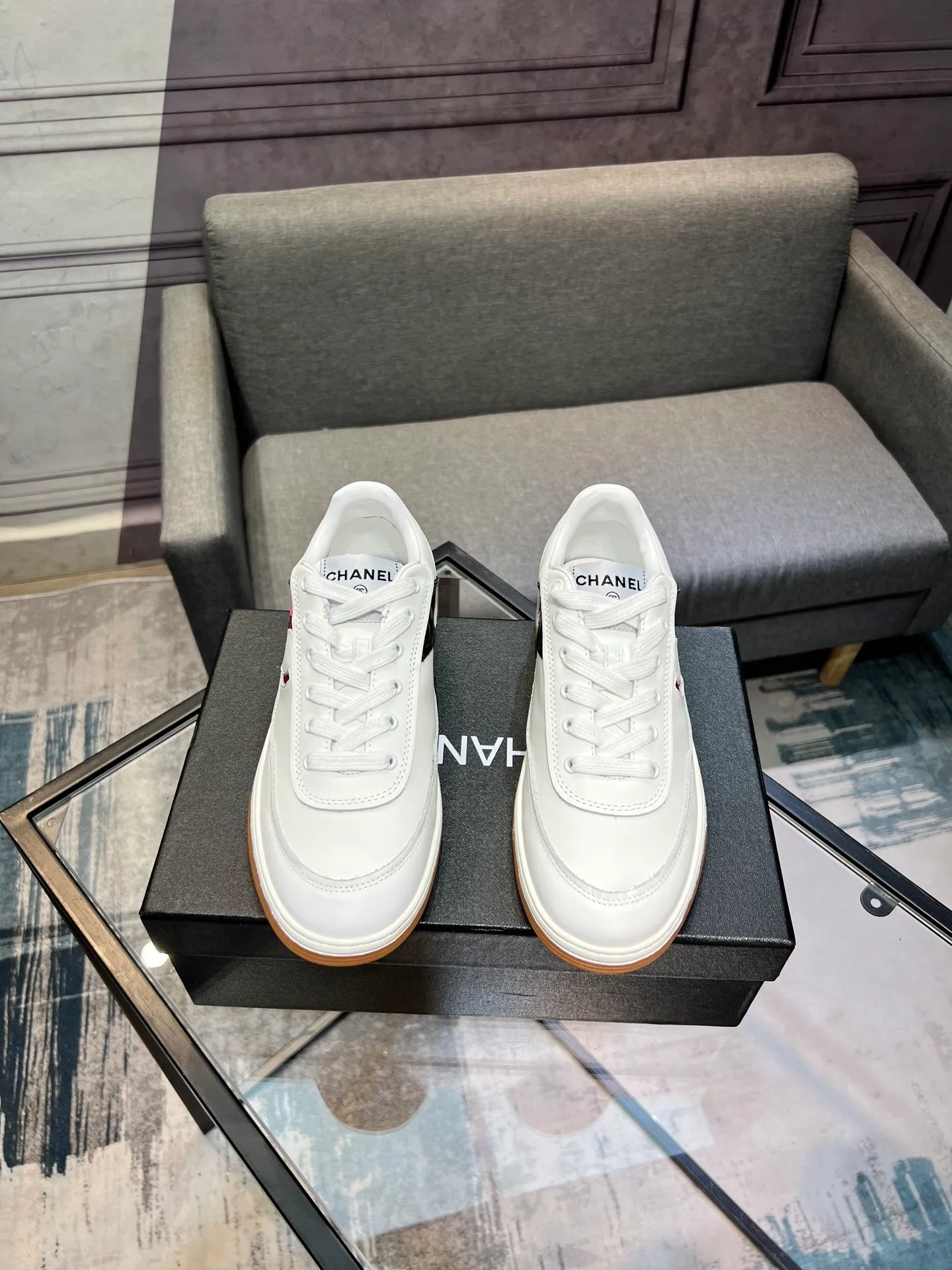 Men's men's shoes 💰620 Exclusive real shot (top version) CHANEL Chanel's new panda sneakers Panda shoes Chanel 2025ss color matching thick-soled casual sports shoes sneakers Counter synchronization The counter is very popular Very difficult to buy a shoe The most popular thick-soled panda shoes on the Internet It is obvious that Xiaoxiang control cannot miss it Simple and versatile white shoes that have both good looks and comfort Thick sole increases height, is super versatile and can be worn with eyes closed😍 Whoever wears it will look better. Upper: calfskin. Lining: imported sheepskin lining. Outsole: TPU original outsole. Size: 35-44 (41 for women, 40 for men, custom made).